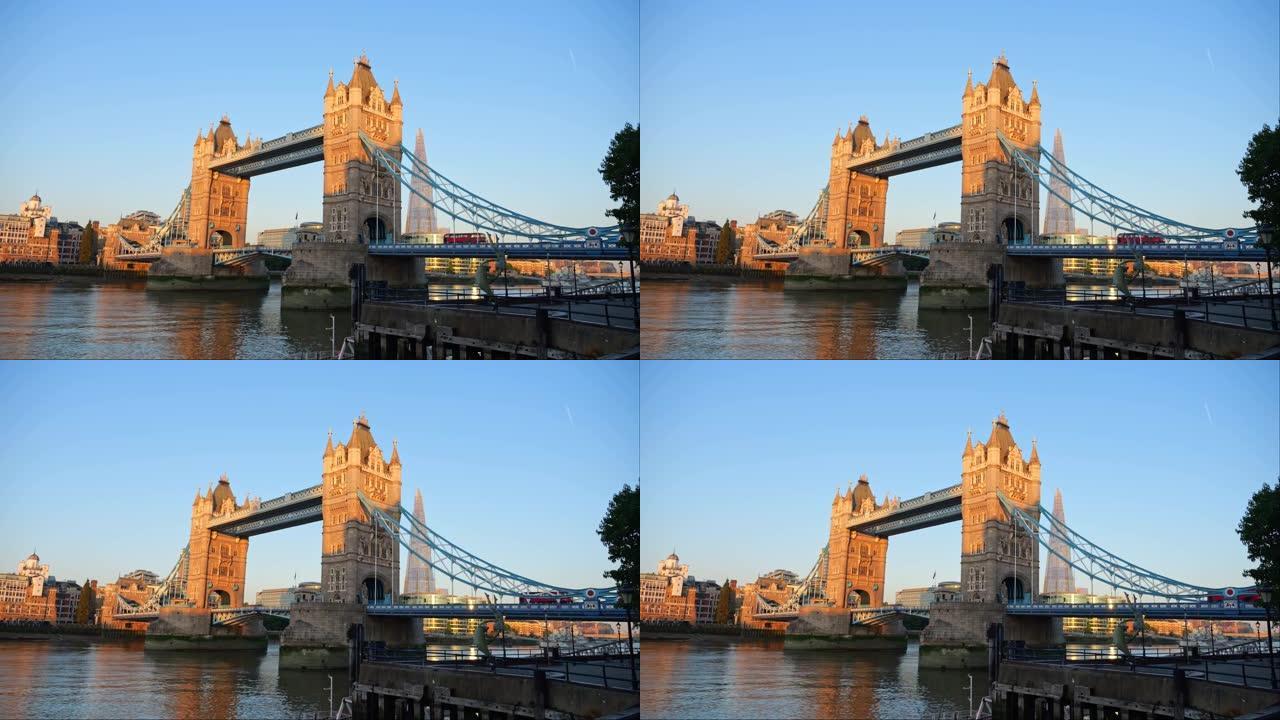 伦敦塔桥被清晨的阳光照亮。一辆红色的伦敦巴士停在桥上。Version 7