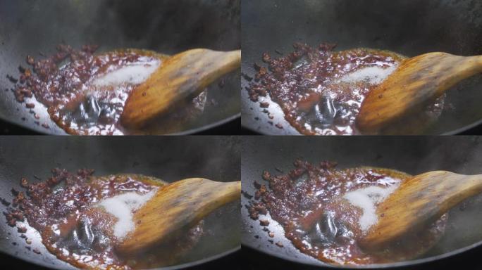 辣椒酱放在锅里，准备炒。