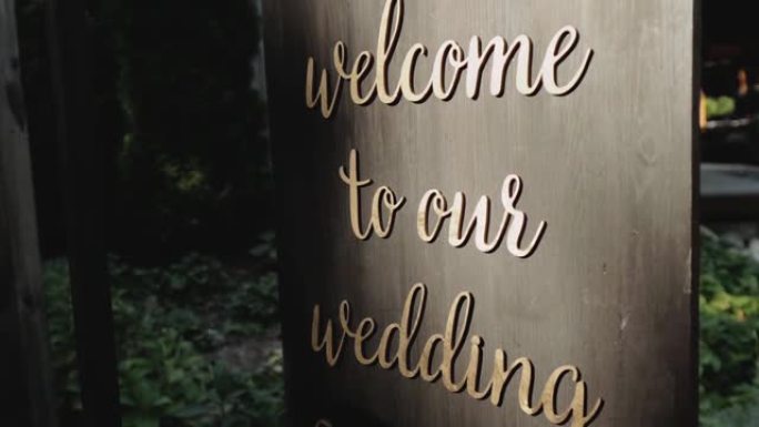 带信息的木板欢迎来到我们的婚礼，慢动作镜头。