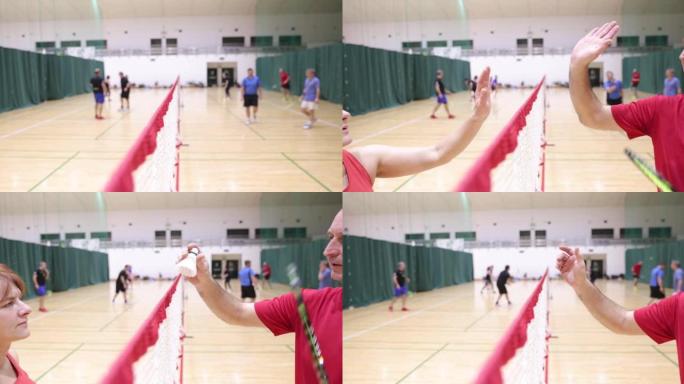 羽毛球运动员在室内进行体育活动。在人们练习羽毛球的羽毛球场上。羽毛球和羽毛球。