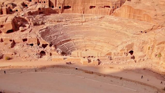 倾斜鸟瞰佩特拉玫瑰城的古代剧院，约旦。佩特拉城消失了1000多年。现在是世界七大奇迹之一