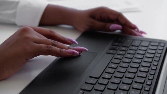 在线搜索工作的非洲女性数字世界