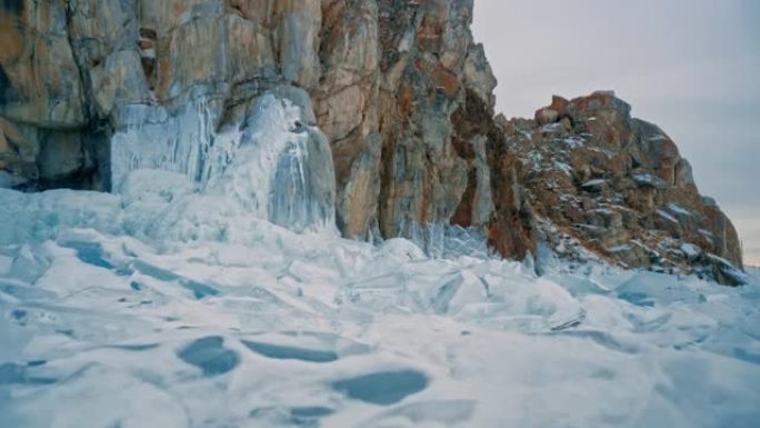 裂缝中岩石脚下的冰屑。俄罗斯西伯利亚贝加尔湖。