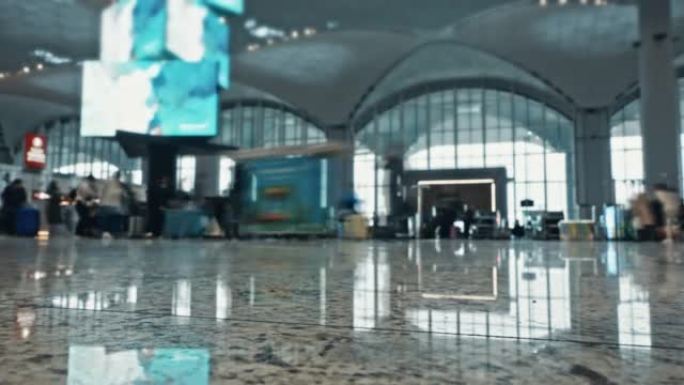 延时旅行者人群在机场出发大厅-伊斯坦布尔机场