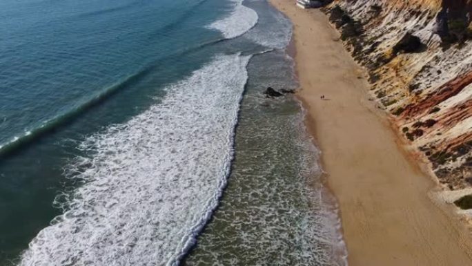 在晴朗的天气里，无人机可以看到葡萄牙一个长长的沙滩。