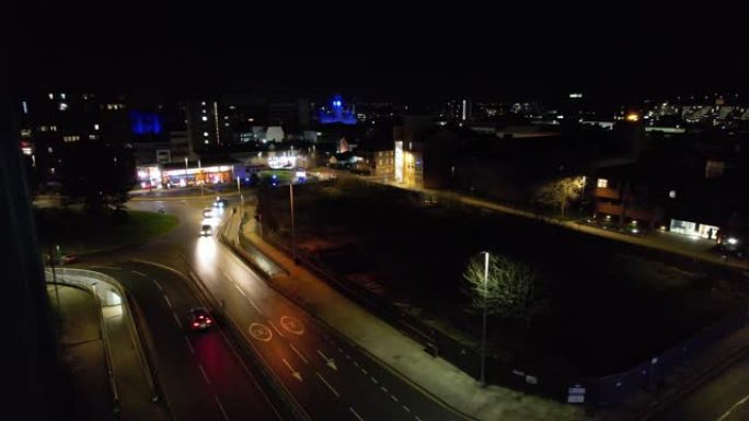 英国卢顿市照明建筑和道路的鸟瞰图