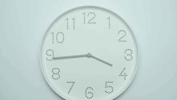 白色挂钟显示5点的时间。