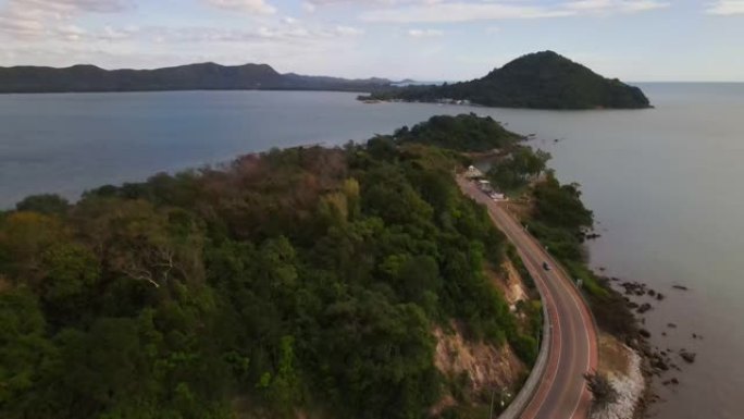 沿着海边行驶的道路的鸟瞰图