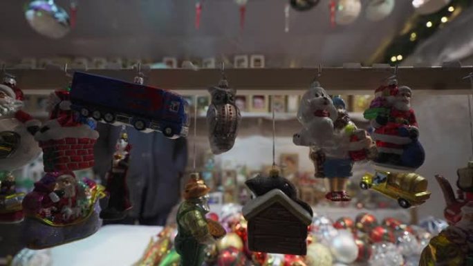德国慕尼黑度假村市场摊位的详细视图。节日集市上的圣诞装饰品。出售装饰冬季玩具来庆祝。街头节出售的小雕