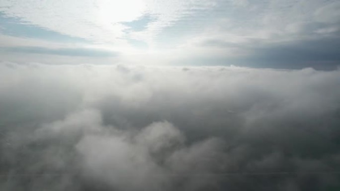 在农田上方的云层中飞行。飞入云层的摄像机视图。进入云层。圆形摄像机运动。版本7