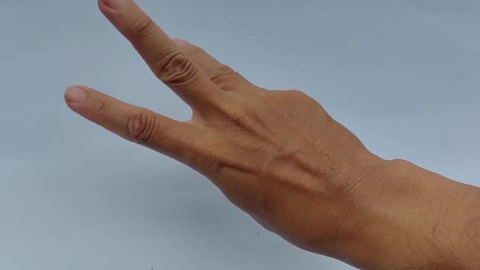 镜头男子在孤立的白色背景下用手指从1到5计算秒数