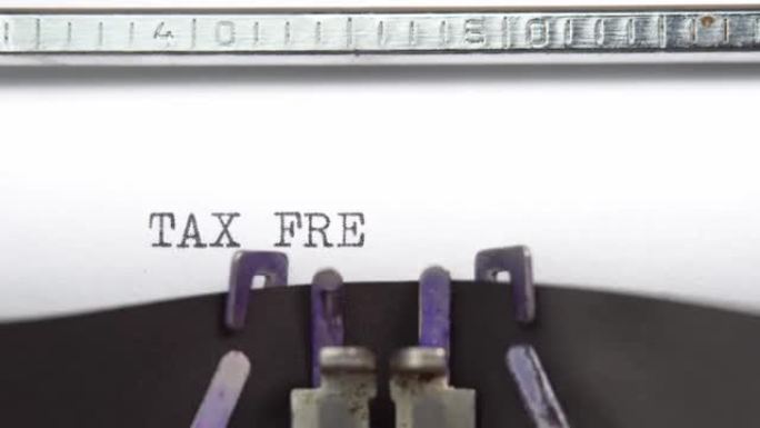 免税短语特写在老式打字机机械上打字并以一张纸为中心