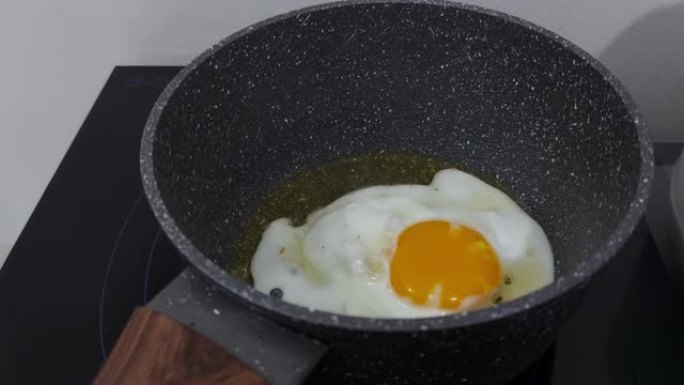 煎鸡蛋，一面朝上