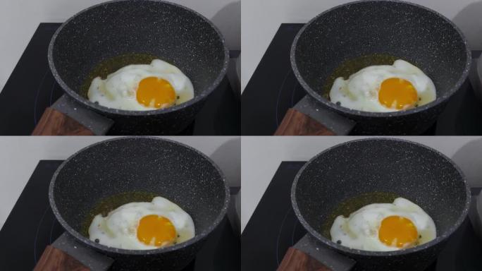 煎鸡蛋，一面朝上
