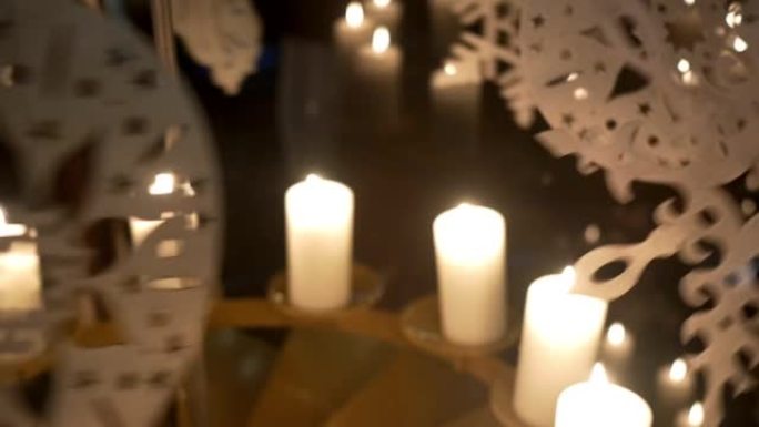 降临节白色蜡烛上的旋转装饰由胶合板制成，描绘天使或圣诞树14