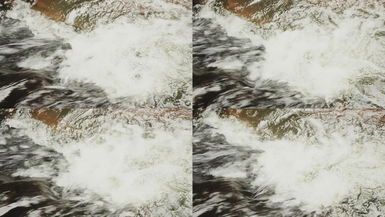 山间溪流中的水掉落在岩石和巨石上的录像