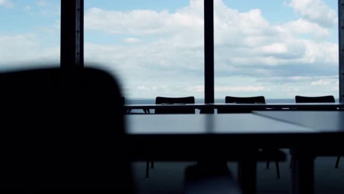 空旷的会议办公室，大全景窗，海云天景。