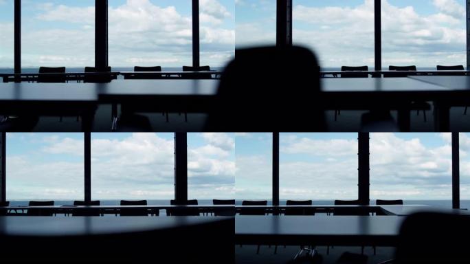 空旷的会议办公室，大全景窗，海云天景。