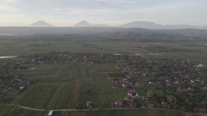 印度尼西亚的空中山靠近日出背景的村庄