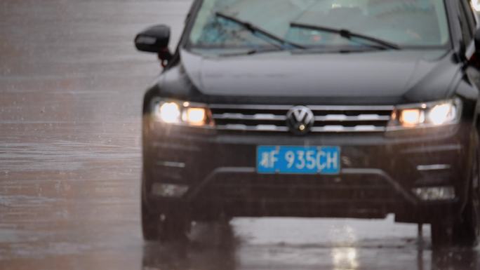 4K暴雨恶劣天气道路上行驶的汽车升格空镜