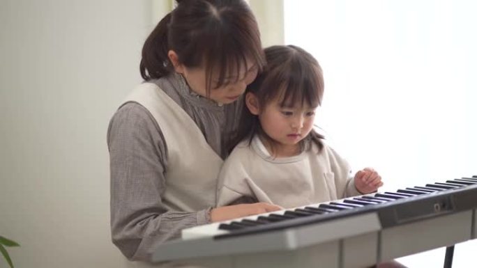 家长和孩子练习弹钢琴