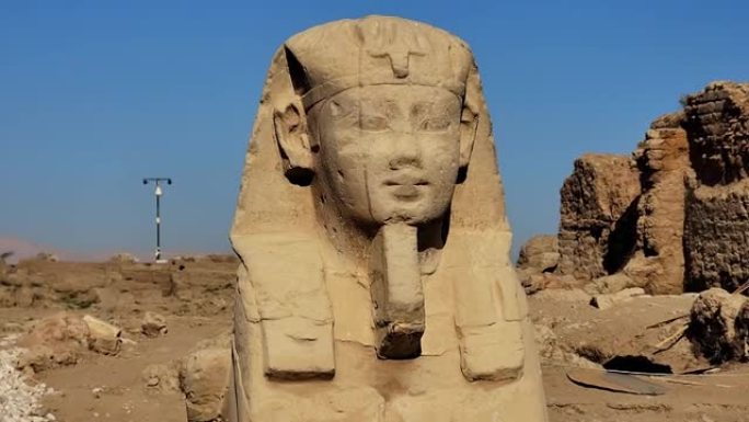 位于埃及古底比斯卢克索的卢克索神庙。