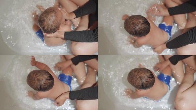 小婴儿在浴缸里和妈妈一起洗澡