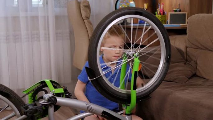一个小男孩在家里的地板上有扳手，他要去修理自行车