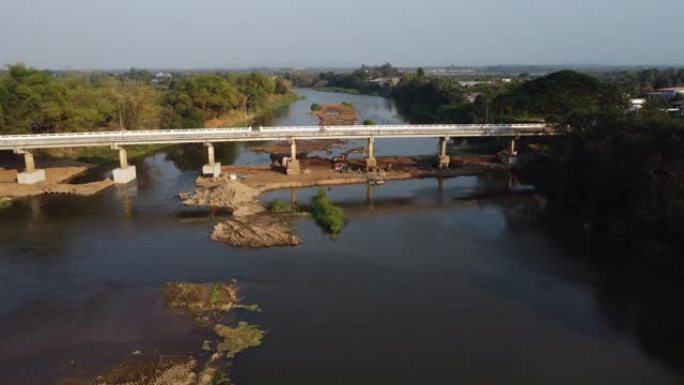 河桥路翻新和维修工作的鸟瞰图。