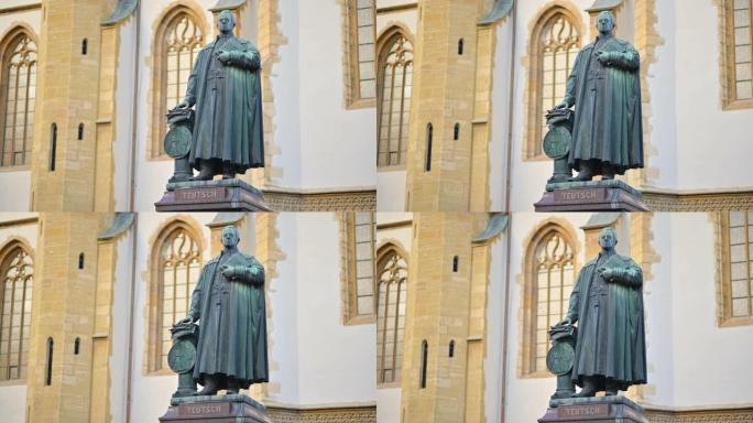 罗马尼亚背景下的锡比乌路德大教堂的乔治·丹尼尔·特伊施主教纪念碑