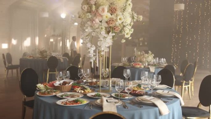 带有婚礼装饰的餐厅的婚礼桌上的食物和饮料