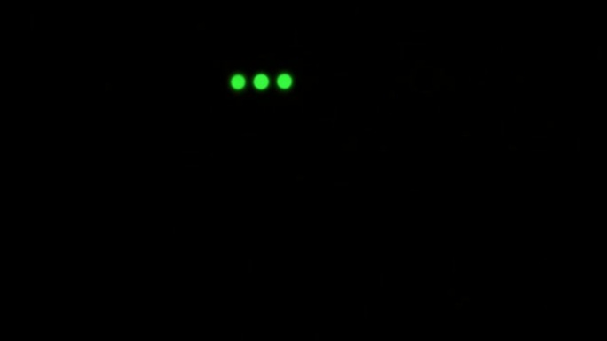 Wi-fi路由器或调制解调器灯闪烁。无线互联网连接。黑色黑暗中闪烁的绿色警示灯。通过现代通信手段传递