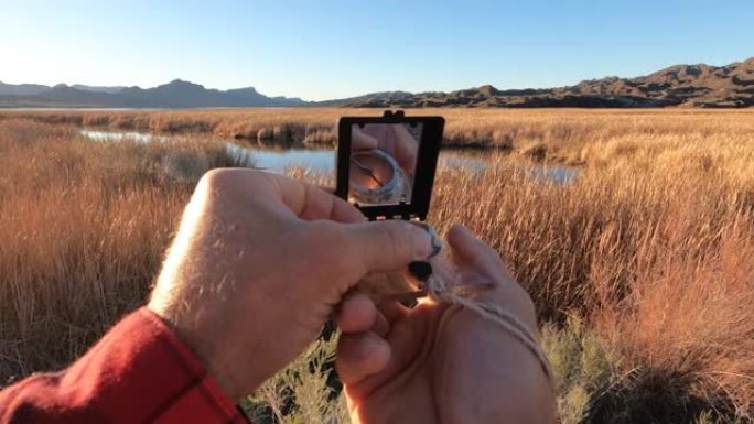 男子手持指南针的特写镜头