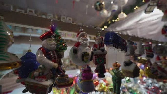 德国慕尼黑圣诞市场售货亭特写。假日博览会上的圣诞装饰品。出售节日装饰品，冬季庆祝的漂亮玩具。集市上出