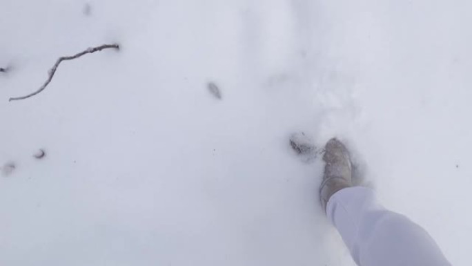 靴子在新鲜的雪中留下脚印。冬季户外活动