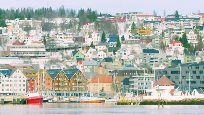 挪威特罗姆瑟美丽多彩的房屋和港口