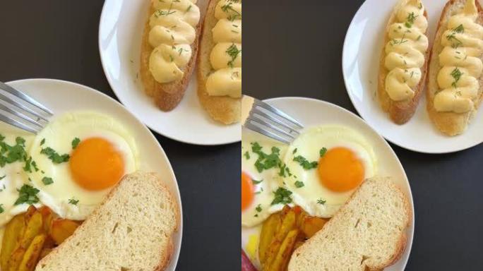 美味的营养早餐两个香肠鸡蛋炸土豆面包沙拉加蛋黄酱和两个烤面包三明治加松鼠沙拉站在餐厅的托盘上准备食用