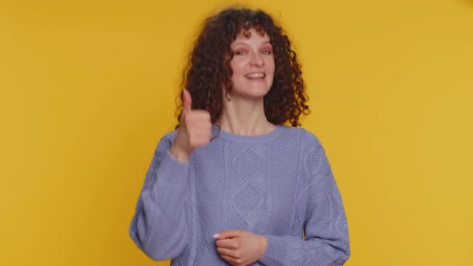 开朗的年轻女子非常赞同你的建议，像求婚一样平易近人地摇头，是的