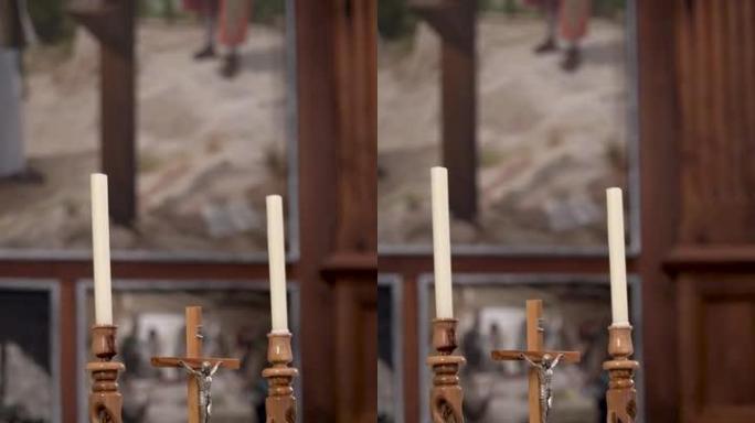 教堂内两支蜡烛之间的耶稣受难像