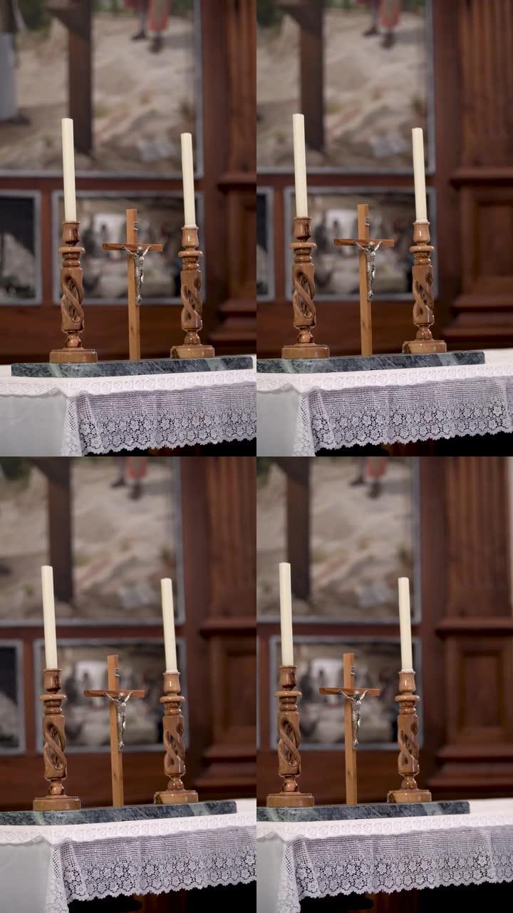 教堂内两支蜡烛之间的耶稣受难像
