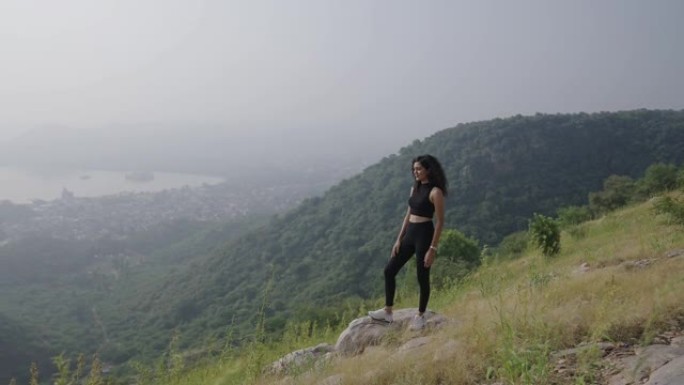 印度黑发女人享受娱乐、自由、清新的山间空气。