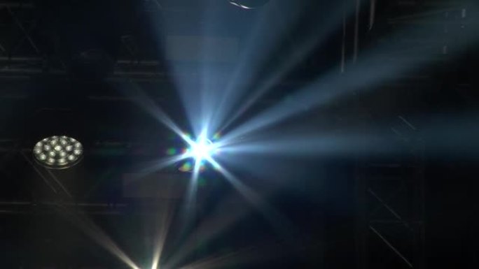 演唱会舞台上的聚光灯产生光环51
