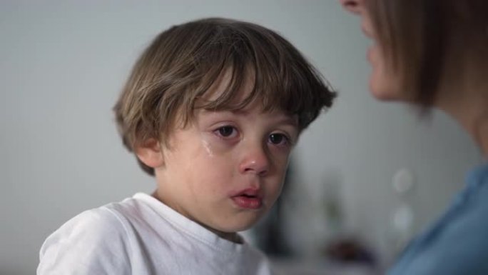 一个泪流满面的孩子哭泣的肖像。一个悲伤小男孩的特写脸。真实的现实生活孩子哭了。生活方式抽泣时刻