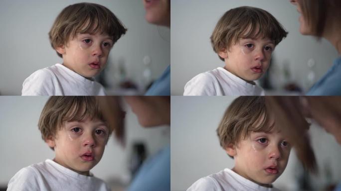 一个泪流满面的孩子哭泣的肖像。一个悲伤小男孩的特写脸。真实的现实生活孩子哭了。生活方式抽泣时刻