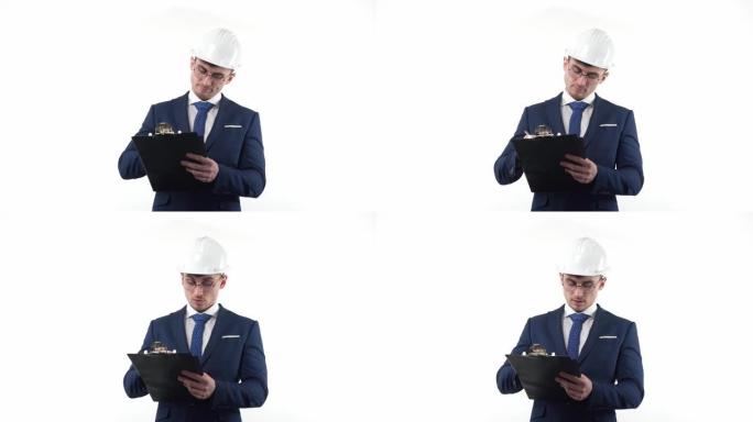 一位穿着西装，戴着安全帽的年轻工程师在慢动作中思考并做出重要的计划笔记或项目待办事项清单。员工和工程
