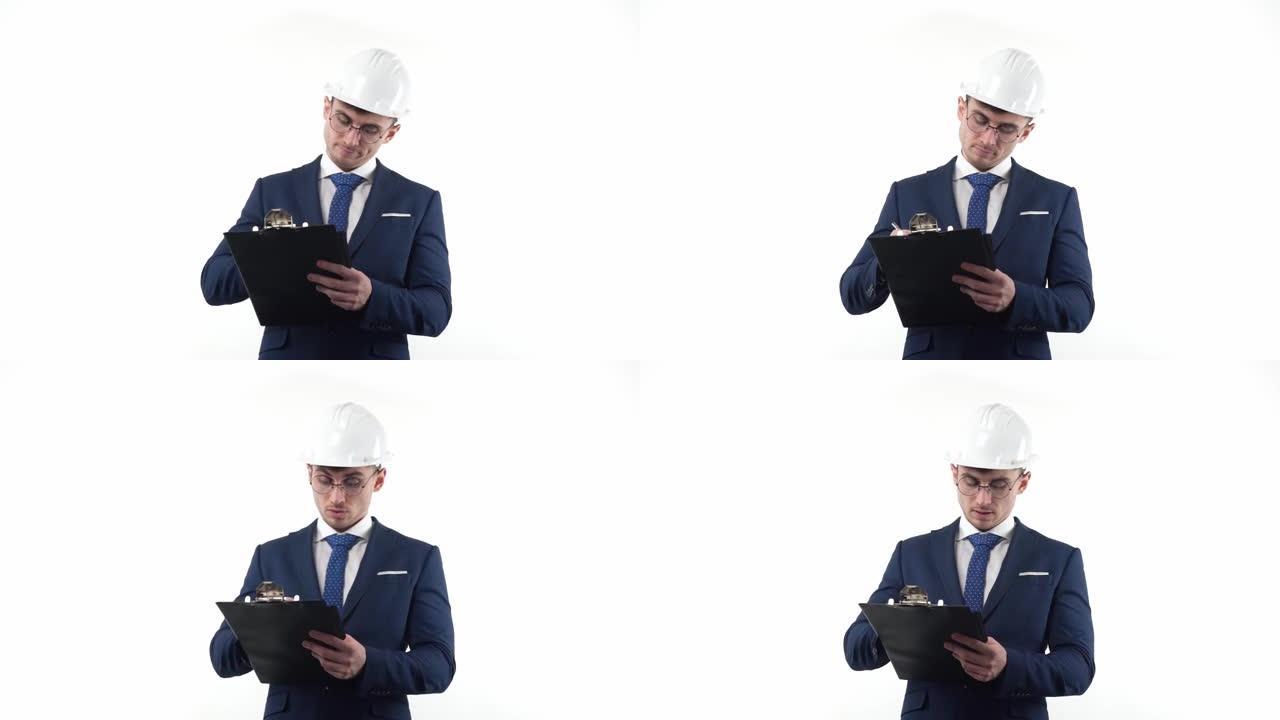 一位穿着西装，戴着安全帽的年轻工程师在慢动作中思考并做出重要的计划笔记或项目待办事项清单。员工和工程
