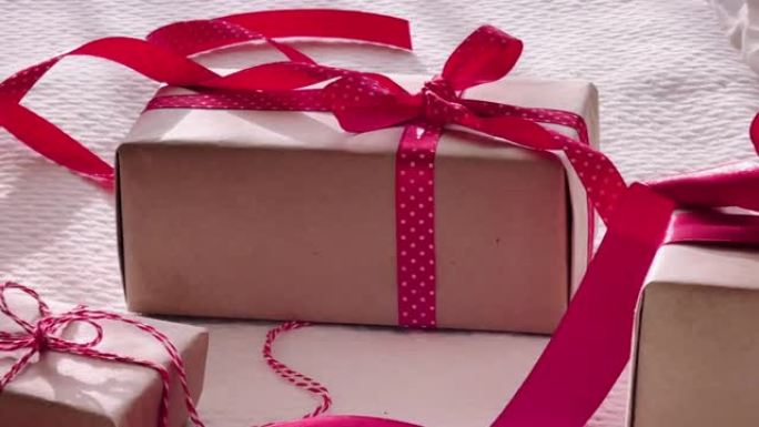带有粉红丝带的礼物和礼物，圣诞节和假期