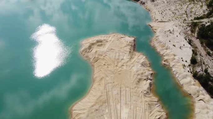 废石场，钛铁矿采石场的湖泊，垂直鸟瞰图