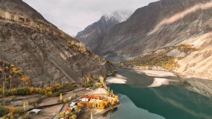 哈尔提湖的空中无人机日出场景位于巴基斯坦北部秋季古皮斯-亚辛区或吉尔吉特-巴尔蒂斯坦的哈尔提村，海拔