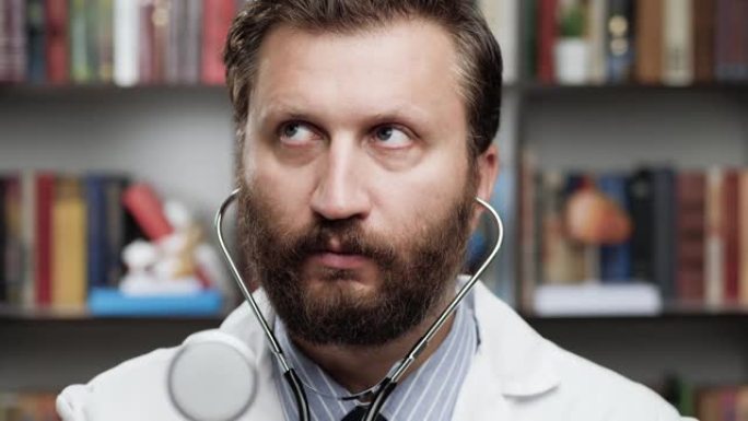 医生使用听诊器。工作场所办公室穿着白大褂的聚焦男人医生的特写手握听诊器，倾听潜在患者的呼吸。爆头